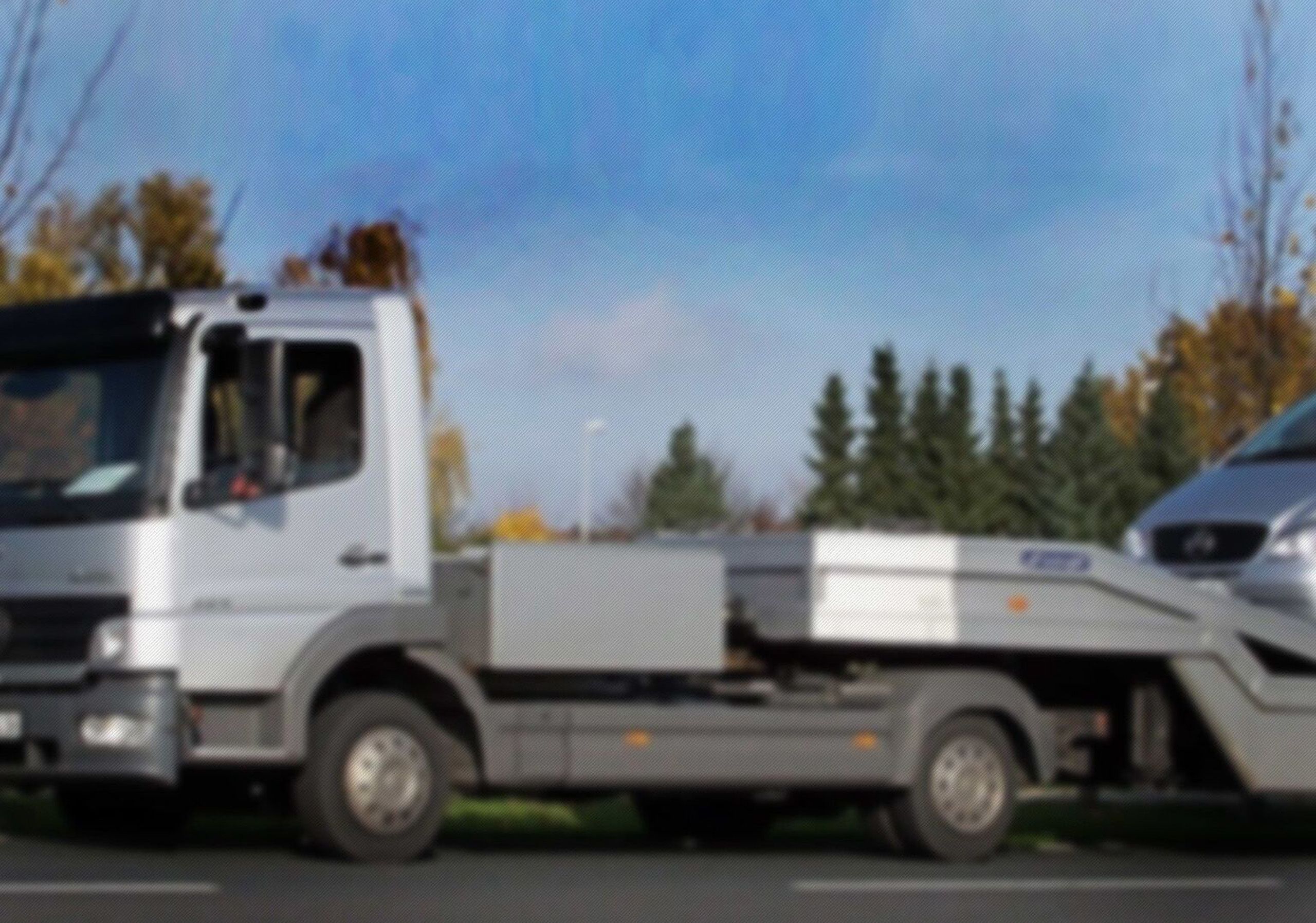 Silberner Abschleppwagen auf der Straße