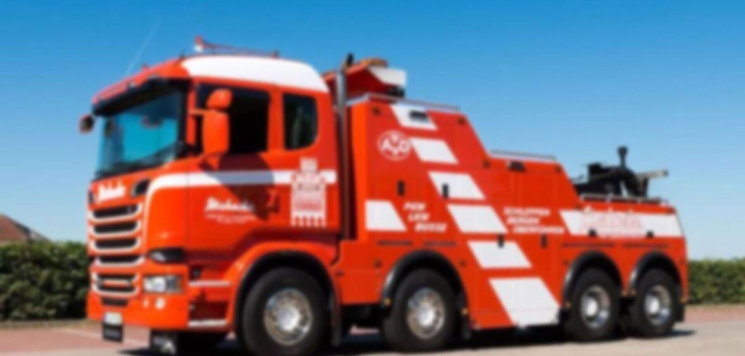 Rotes Abschleppfahrzeug auf der Straße