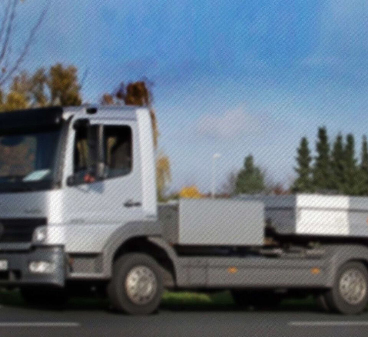 Silbernes Transportfahrzeug mit Ladefläche